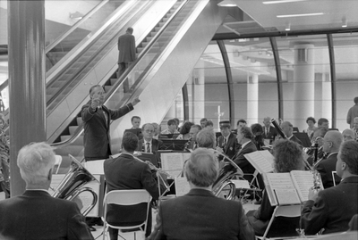 849724 Afbeelding van een concert van het harmonieorkest van de N.S. in de hal van het N.S.-station Duivendrecht te ...